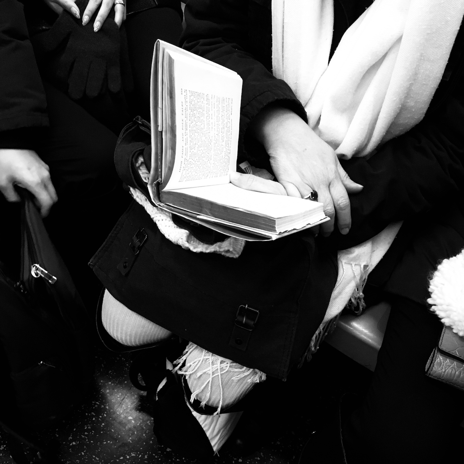 Buch lesen in der Metro